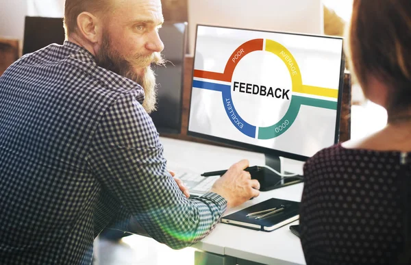 Bilgisayarda çalışan iş adamı