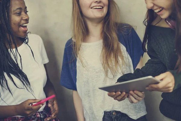 Mädchen nutzen digitales Tablet — Stockfoto