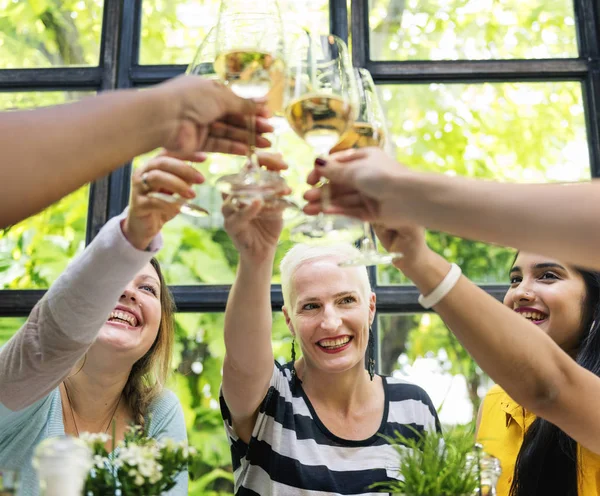 Mujeres cenando — Foto de Stock