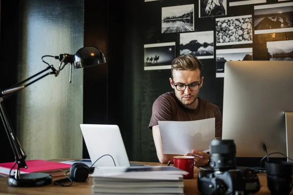 Fotograaf kijken van de foto — Stockfoto