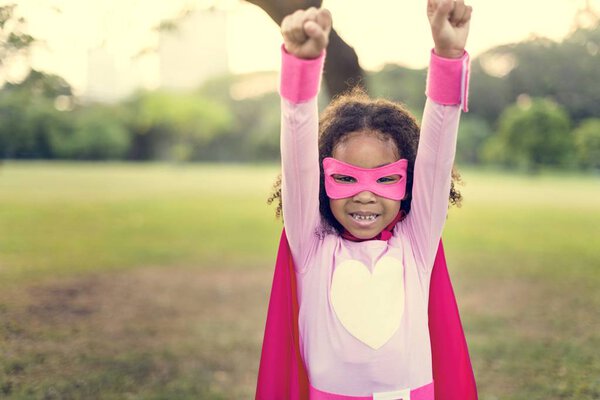 Девушка в костюме супергероя развлекается
