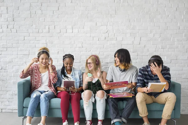 Estudantes que utilizam dispositivos digitais — Fotografia de Stock