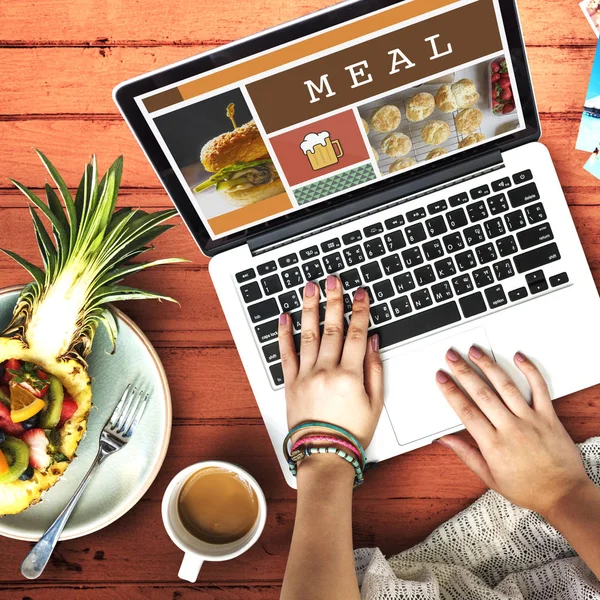 Frau tippt auf Laptop — Stockfoto