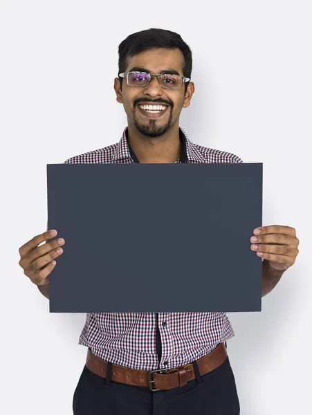 Hombre indio sosteniendo papel en blanco — Foto de Stock