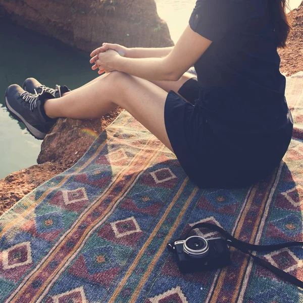 Жінка сидить на озері — стокове фото