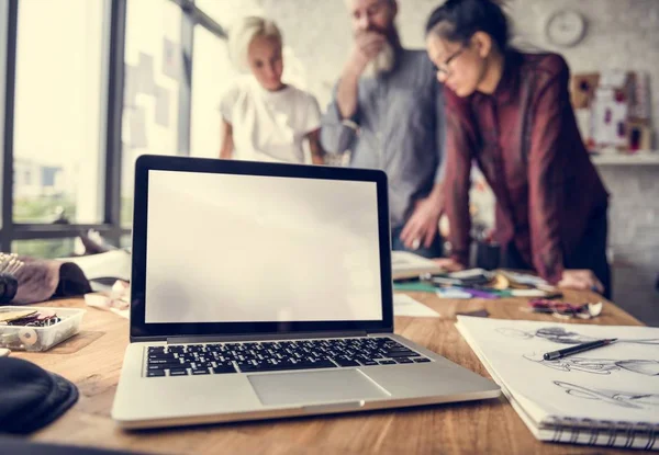 Diseñadores de moda que trabajan en Showroom — Foto de Stock