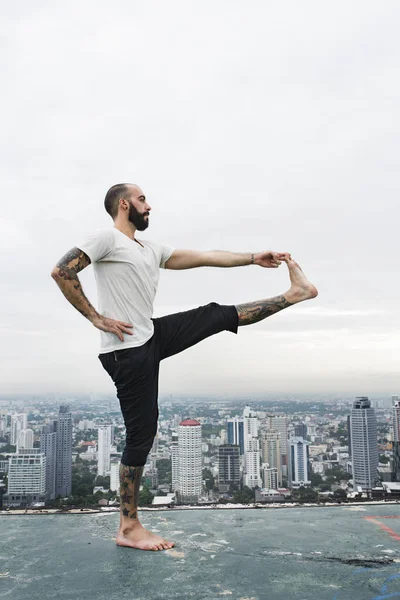 Homme pratiquant le yoga — Photo