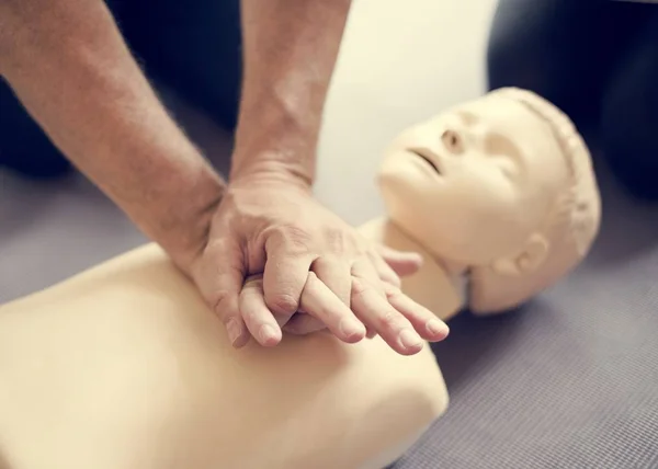 Persone che imparano CPR Formazione di primo soccorso — Foto Stock