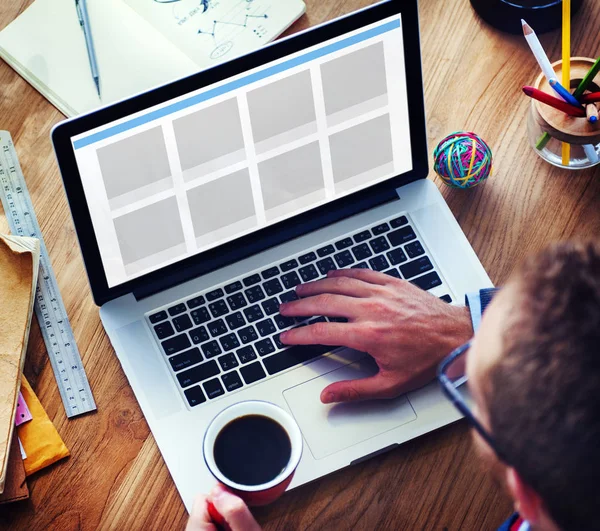 Homem de negócios usando laptop — Fotografia de Stock