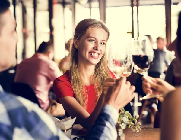 Glada människor dricker vin — Stockfoto