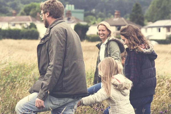 Aile sahada yürüyor. 