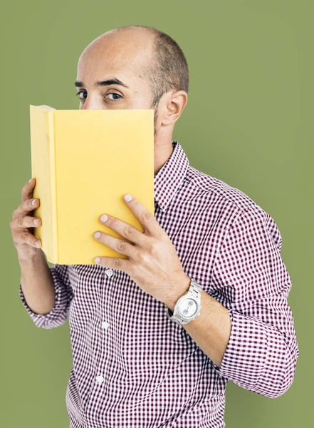 Homem segurando livro — Fotografia de Stock