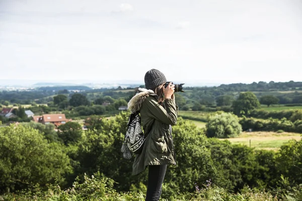 Jeune femme avec appareil photo — Photo