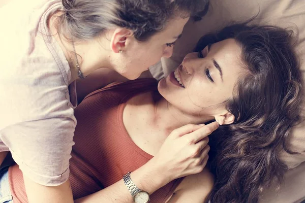 Pareja lesbiana pasando tiempo juntos — Foto de Stock