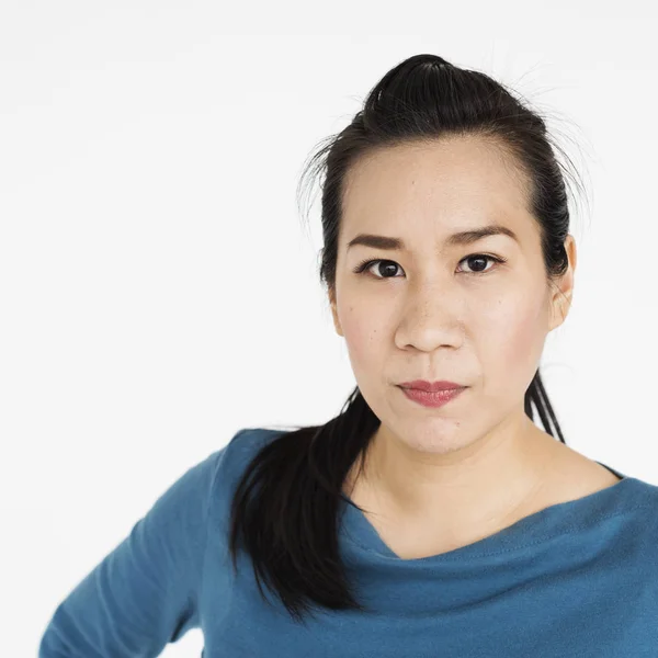 Vackra allvarliga asiatisk kvinna — Stockfoto