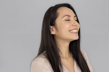 Stüdyoda genç bir kadın 