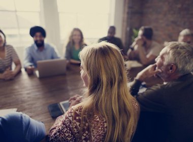 Tablo toplantı üzerinde farklı kişi