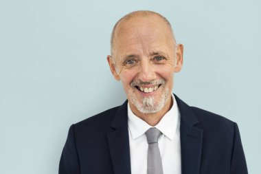 gülümseyen kıdemli iş adamı