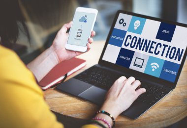 Dizüstü bilgisayar kullanan genç kadın