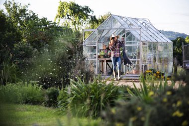 Bahçıvan bitki ile çalışma