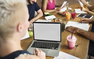 Dizüstü bilgisayar kullanan kadın