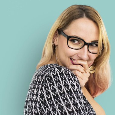 stüdyoda gülümseyen kadın