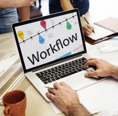 dizüstü bilgisayarda çalışan mimar