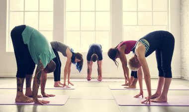 insanlar Yoga pratik sınıf yapıyor