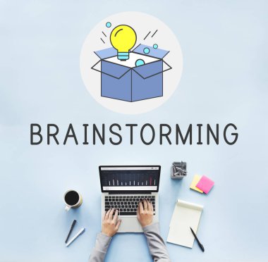 Dizüstü bilgisayarda çalışan kişi