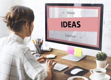 bilgisayar ile çalışan kadın 