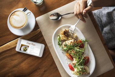 kahve ile masada yemek kişi