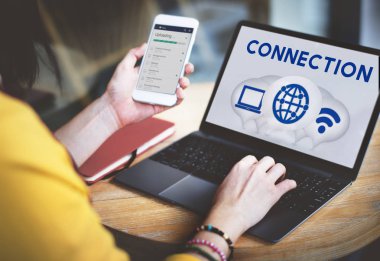 Dizüstü bilgisayar kullanan genç kadın