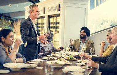 İş insanlar yemek ve içme