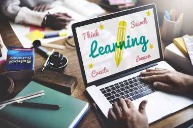 Dizüstü bilgisayarda çalışan iş adamı