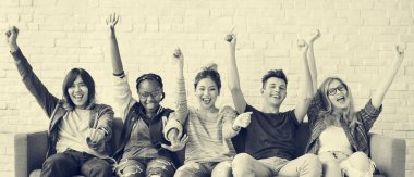 Öğrenciler birlikte sarılma