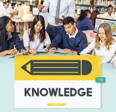 Öğrenci çalışma masasında çeşitlilik grubu