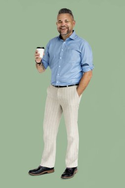 Elinde kahve tutan adam.