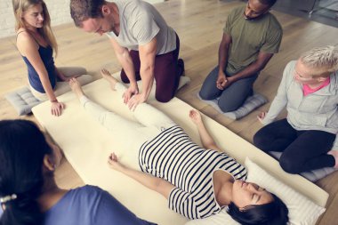 İnsanlar masaj yapmak eğitim