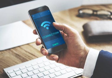 Akıllı telefon kullanan iş adamı