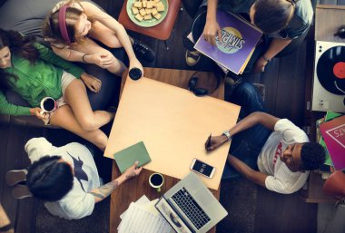 Çeşitli gençler iyi eğlenceler