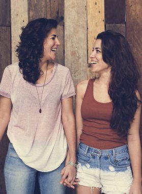 Lezbiyen çift birlikte vakit geçiriyor.