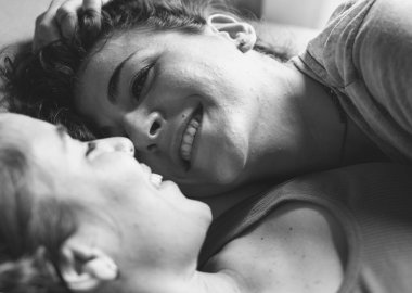 Lezbiyen çift birlikte vakit geçiriyor.