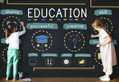 Yazı tahtası üzerinde çizim çocuklar