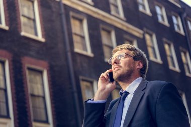 smartphone üzerinde konuşan işadamı 