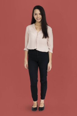 Stüdyoda genç bir kadın 