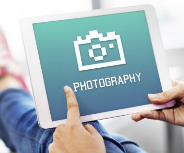 Dijital tablet kullanan kişi