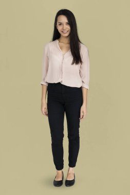 Stüdyoda genç bir kadın 