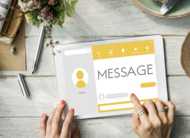 dijital tablet kullanan kadın