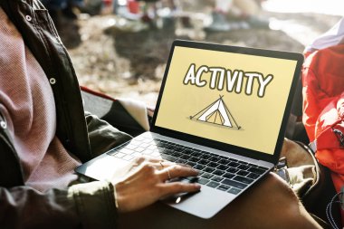 Dizüstü bilgisayar kullanan kadın