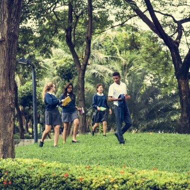 Yeşil Park'ta yürüyordunuz öğrenciler 